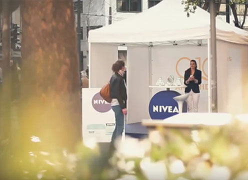 Esempio guerrilla marketing NIVEA